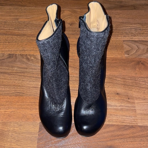 John Fluevog ankle boots. Size 9. Black leather, suede and texture. - Picture 5 of 11
